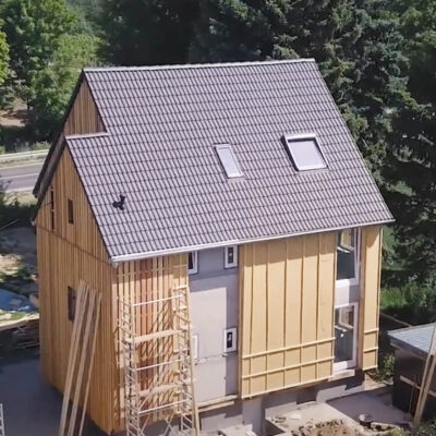 Drone image of straw insulation clad with larch wood (DD modules behind soft wood fiberboard) on a private home