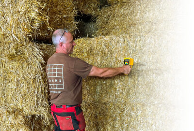 Picture of LORENZ founder Moritz Reichert during quality control in the straw store